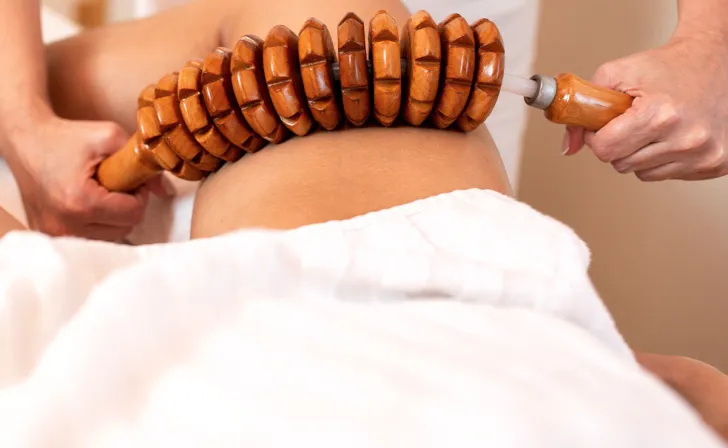 Die Madero-Therapie bietet zahlreiche Vorteile für Körper und Wohlbefinden. Sie verbessert die Durchblutung und versorgt die Zellen optimal mit Sauerstoff. Gleichzeitig regt die Massage die Lymphdrainage an, wodurch Giftstoffe und überschüssige Flüssigkeiten effektiv ausgeschieden werden. Die Haut wird straffer und elastischer, was das Erscheinungsbild von Cellulite deutlich reduziert. Zusätzlich sorgt die Madero-Therapie für eine wohltuende Muskelentspannung und unterstützt die Beweglichkeit. Ein weiterer 